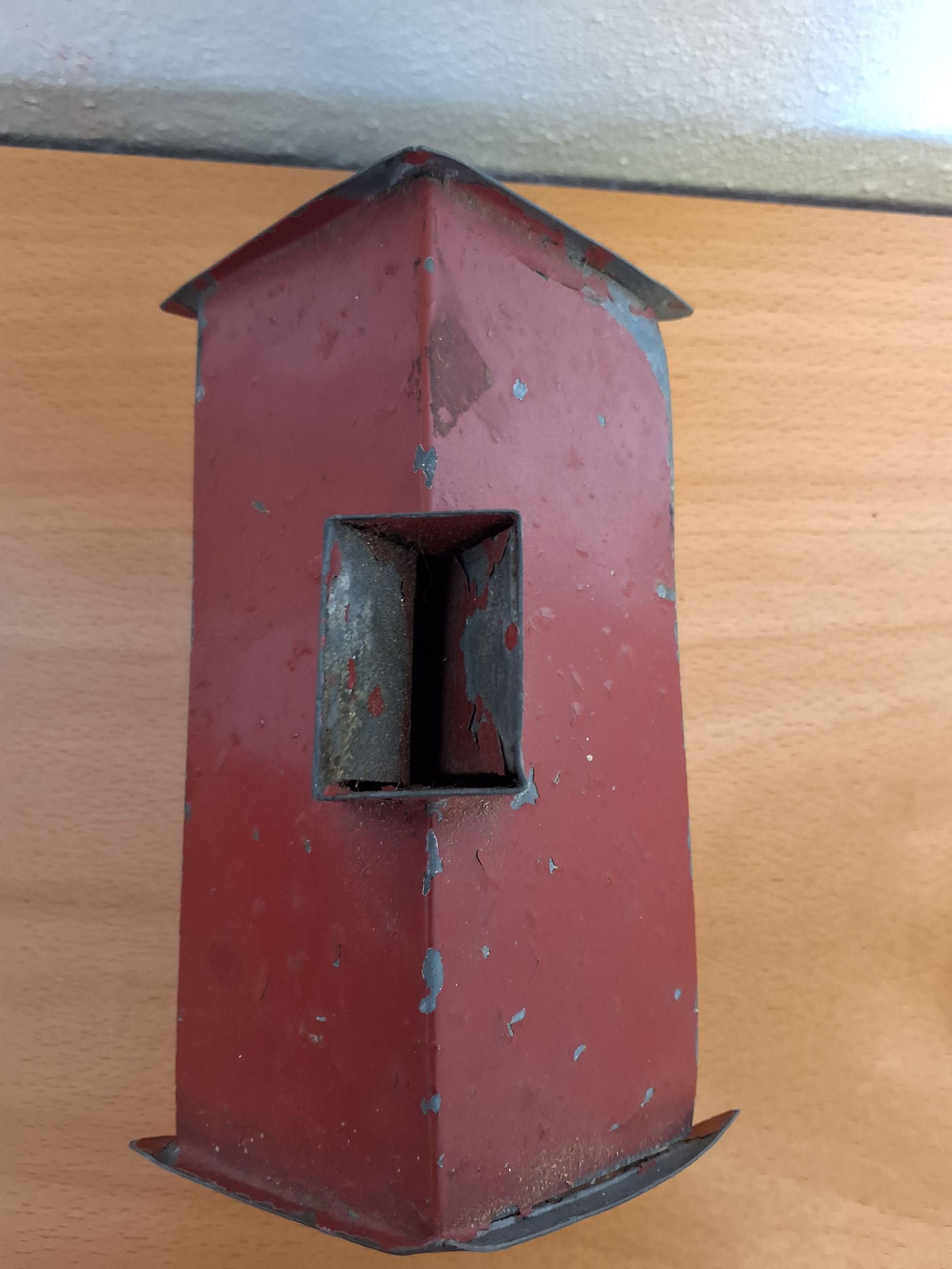 Sparebøsse - formet som hus fra 1946 - 1960