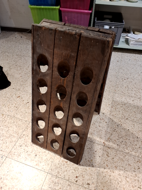 Gammel og rustik champagne reol