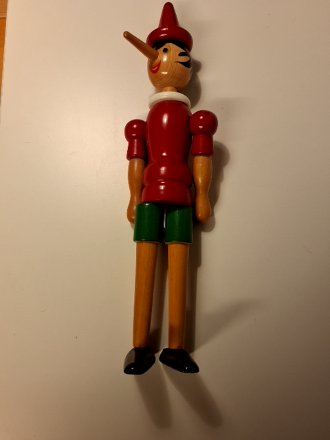 Pinocchio dukker I malet træ