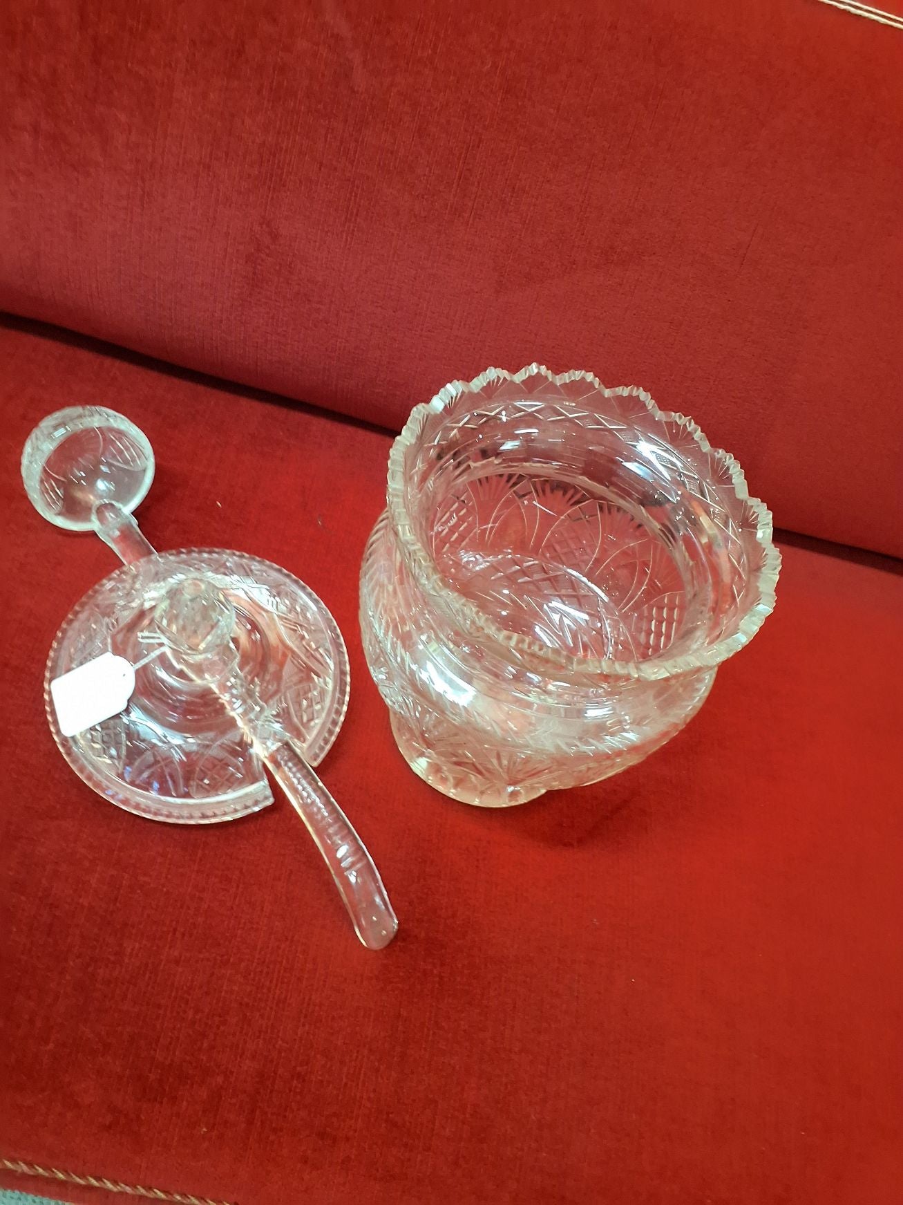 Klassisk bowleskål med låg og tilhørende øse