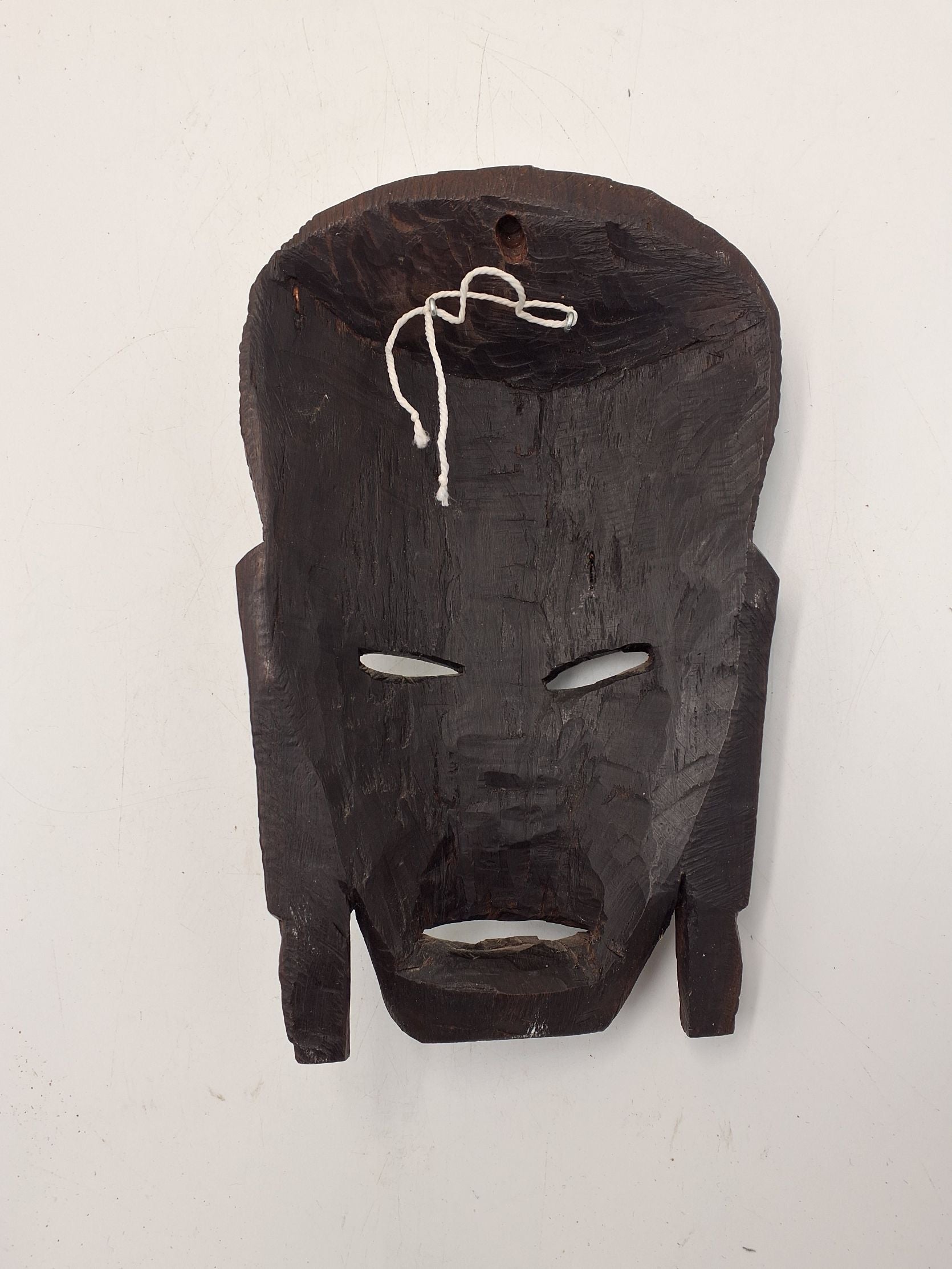 Maske i mørkt træ