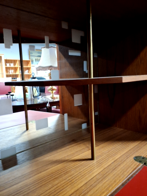 Reol med bar, klassisk design