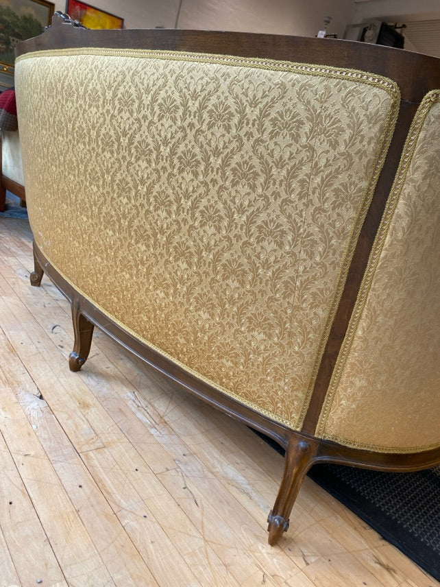 Salonsofa i rokokostil med gyldent betræk
