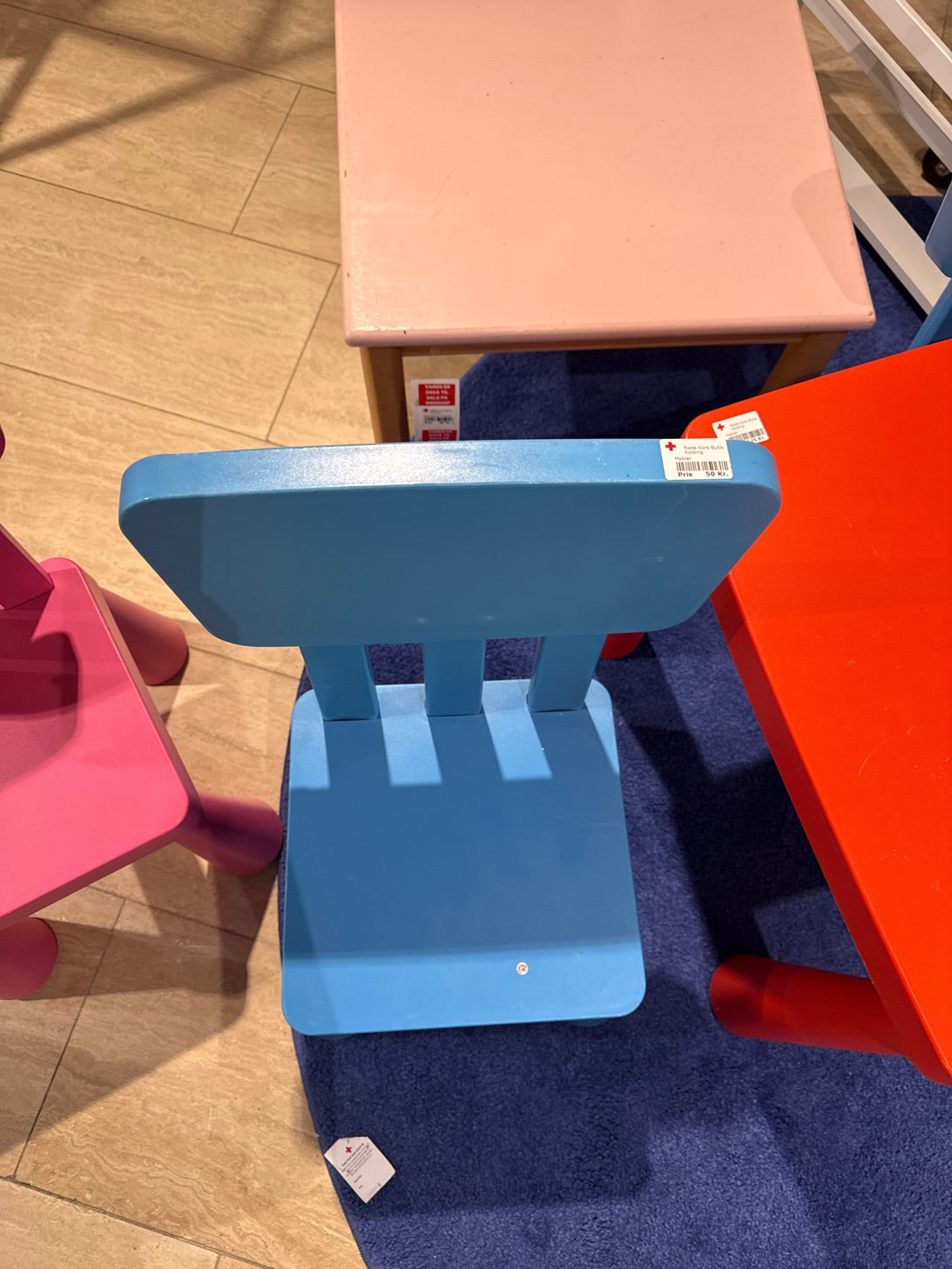 Barnestol i blå plast