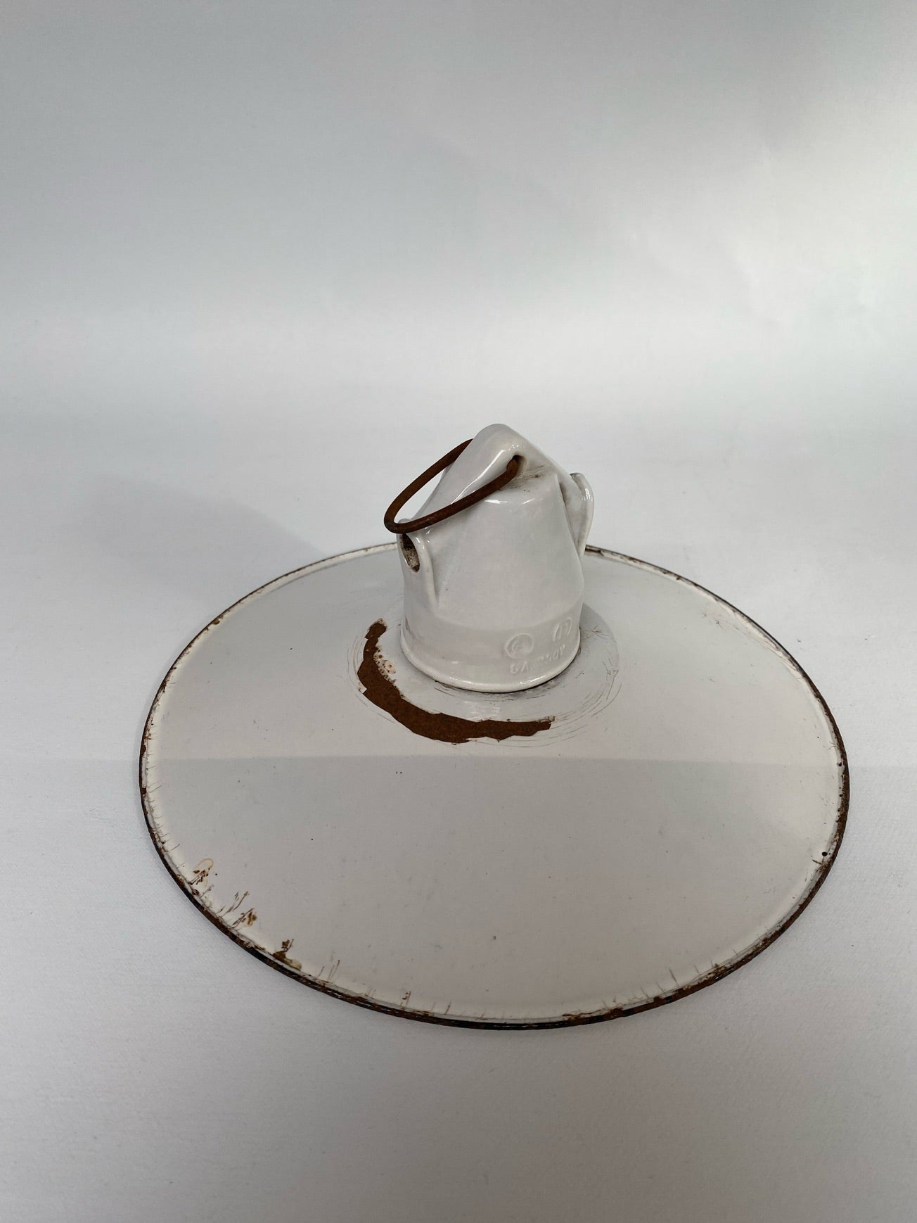 B. Emaljeret lampeskærm med porcelænsfatning