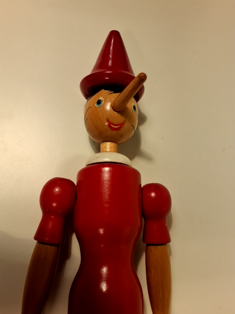 Pinocchio dykke i træ