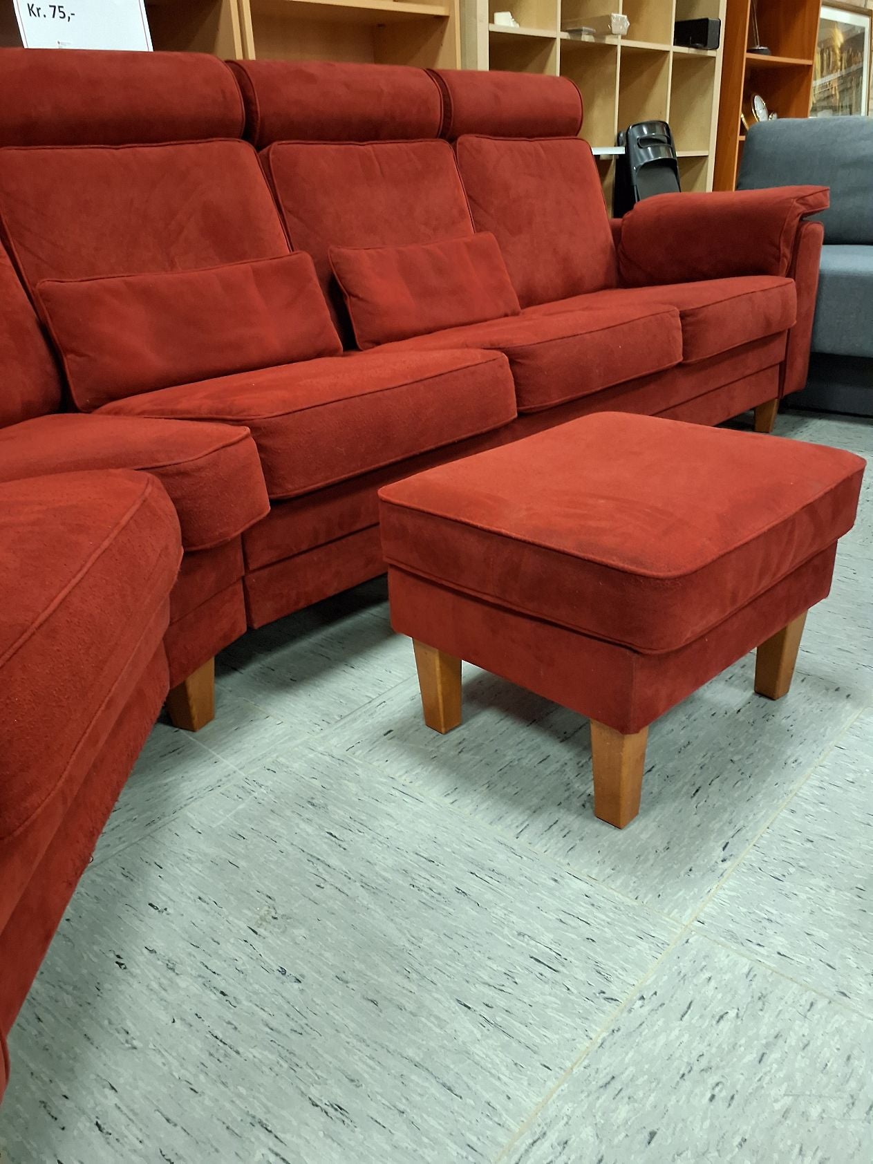 Rød 4-5 pers sofa m skammel