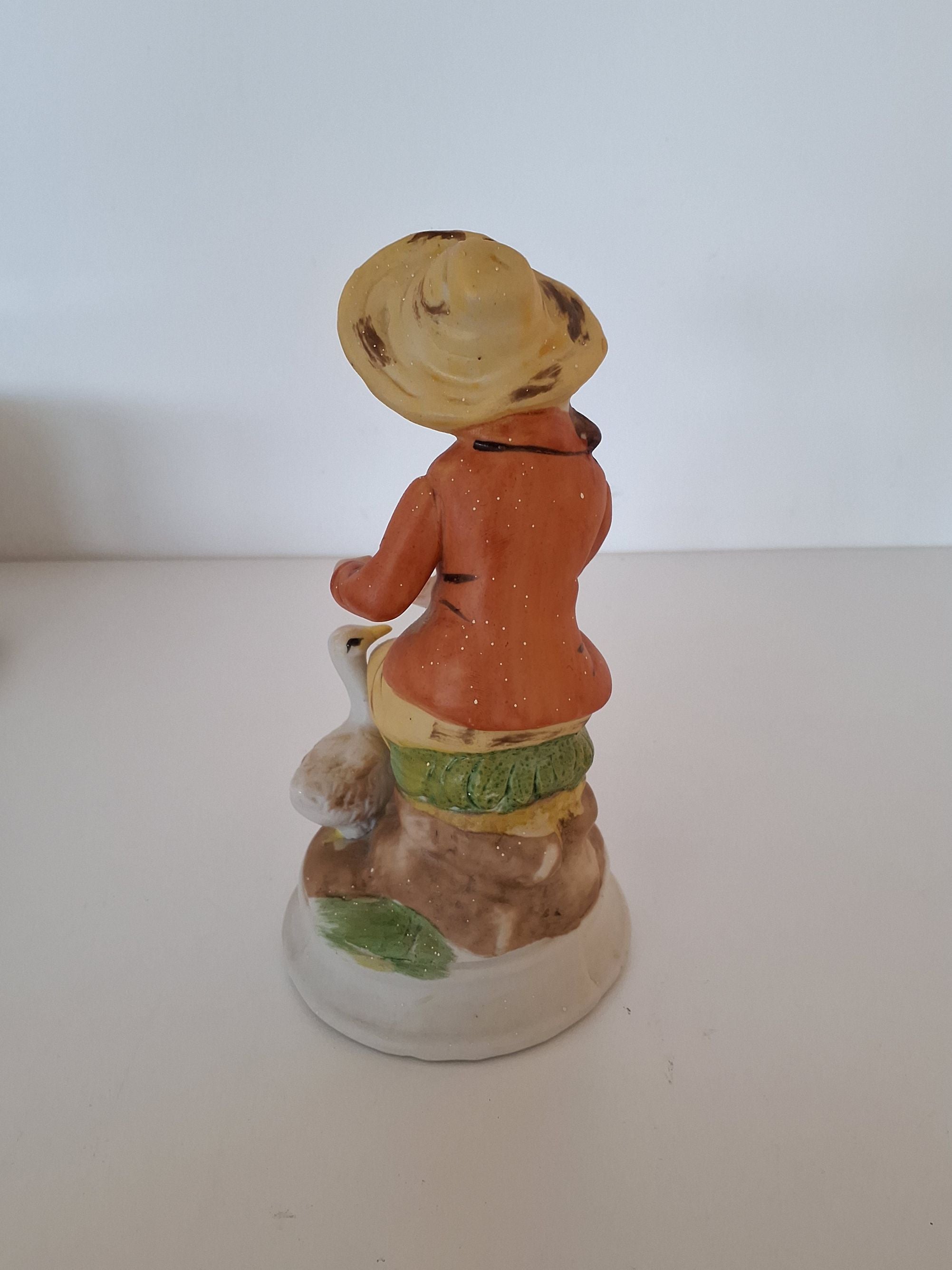 Pige med en and figur