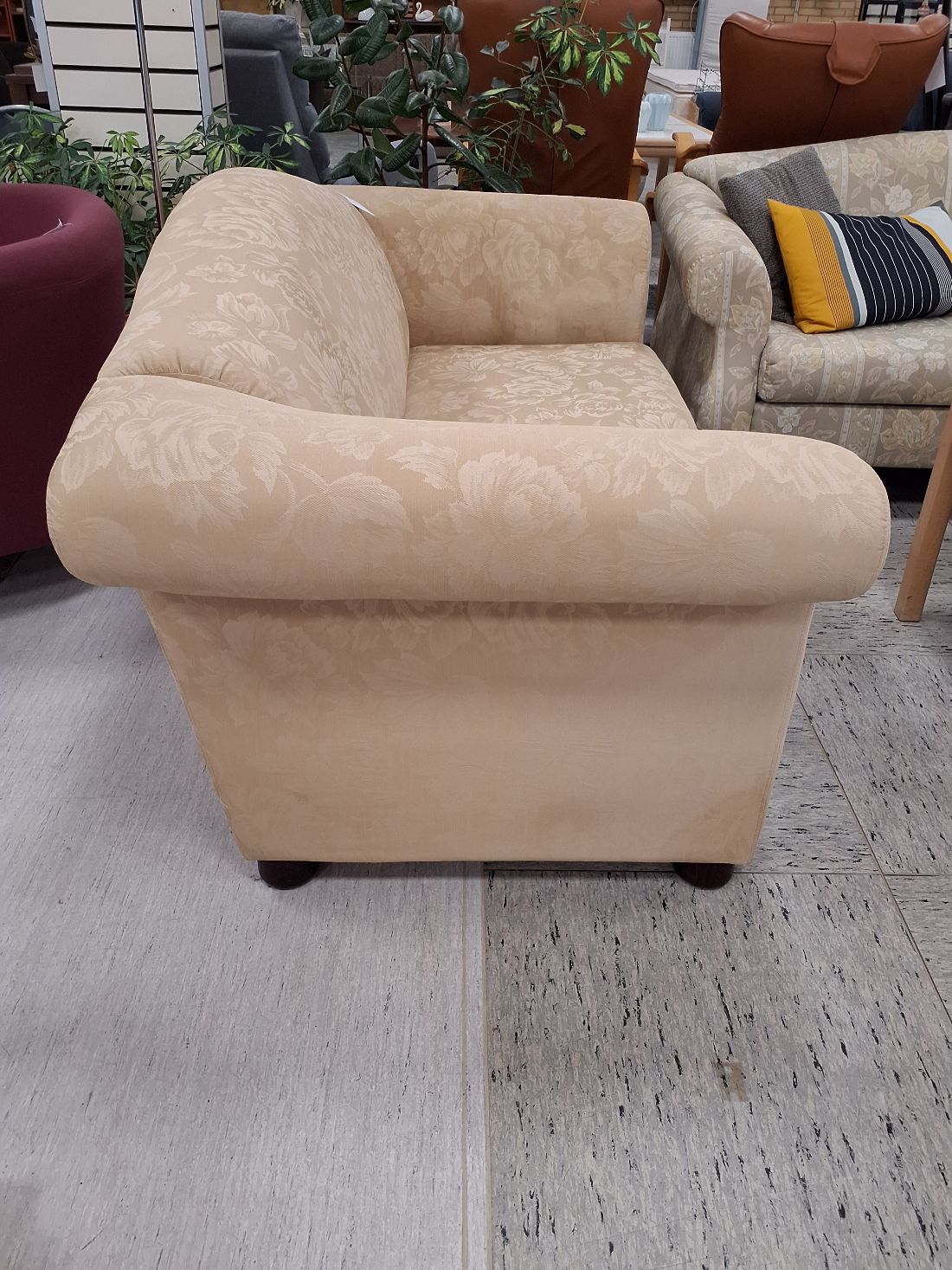 Cremehvid med blomster .2ps sofa