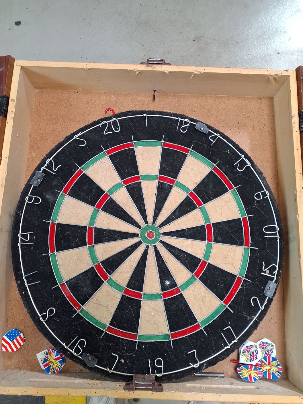 Dartspil skab