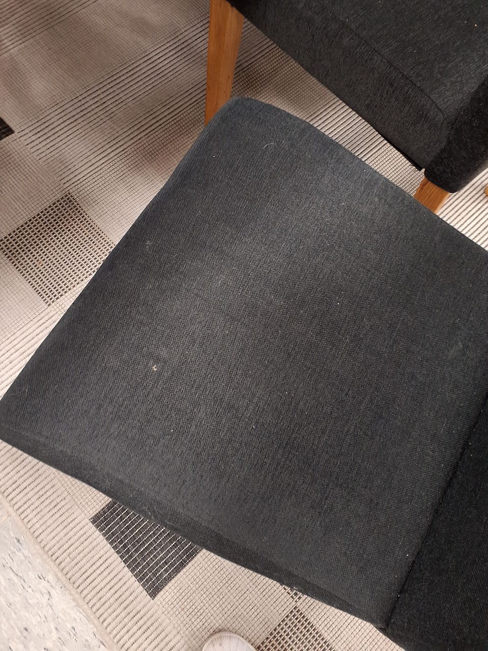 Sort stol til spisebordet