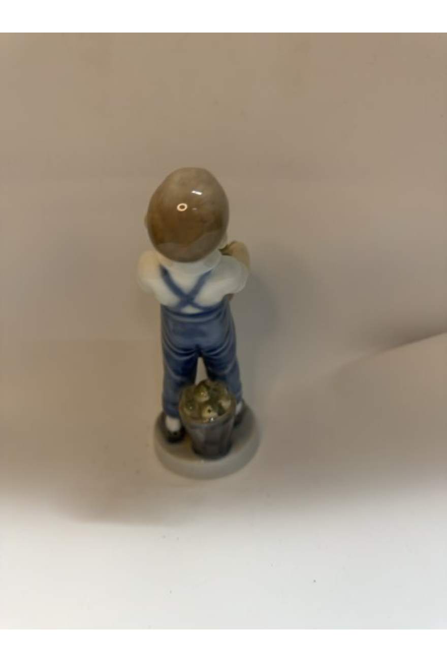 Figur drengen med æbler "Royal Copenhagen"