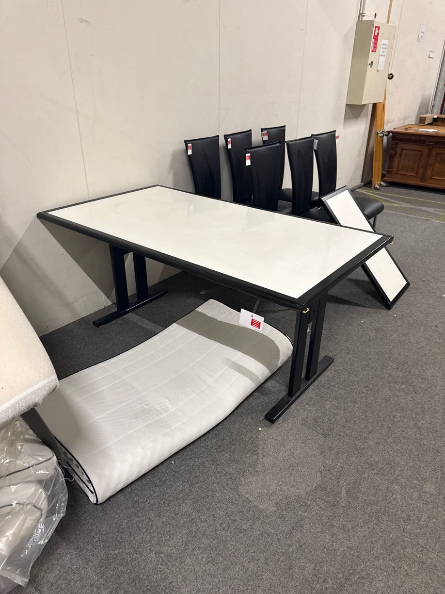 Spisebord m. Sorte detaljer inkl. plade