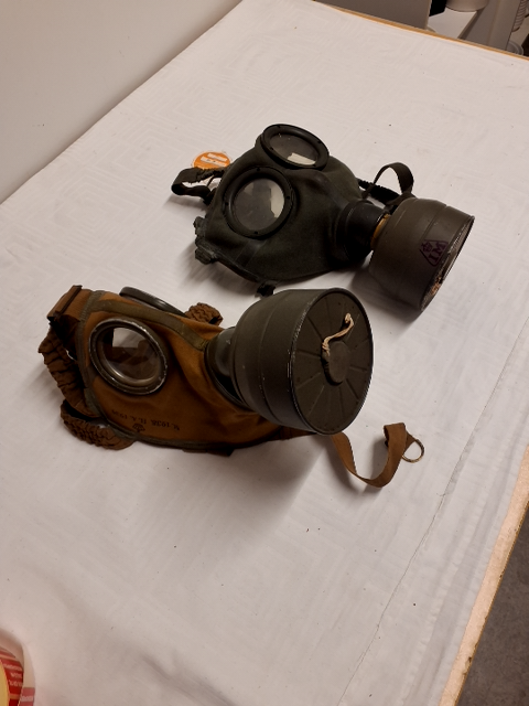 2 stk. gamle gasmasker