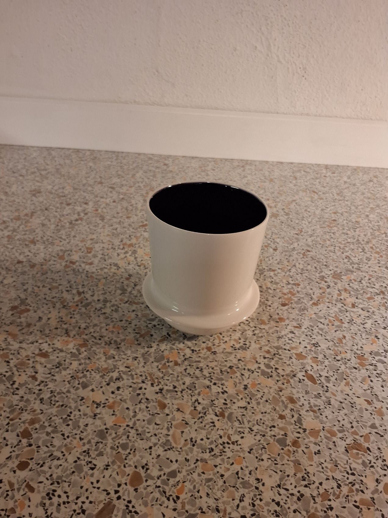 Hvid kop - sort invendig