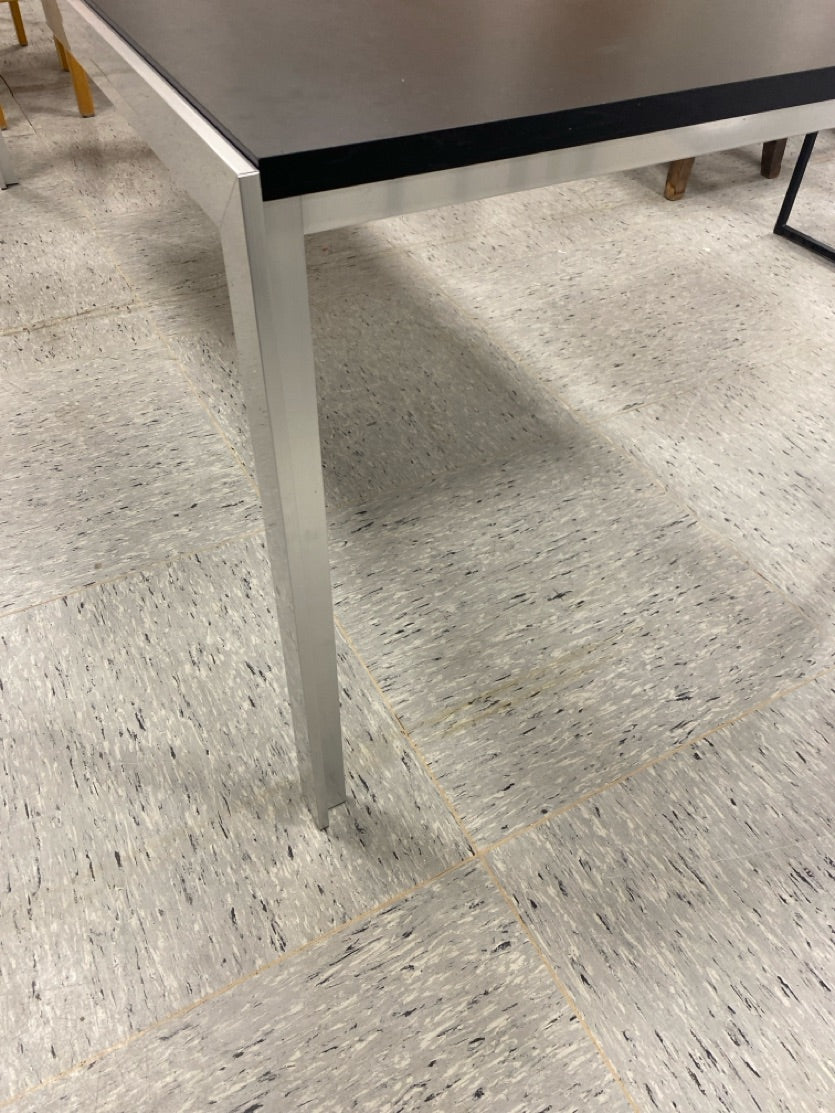 Sort spisebord alustel