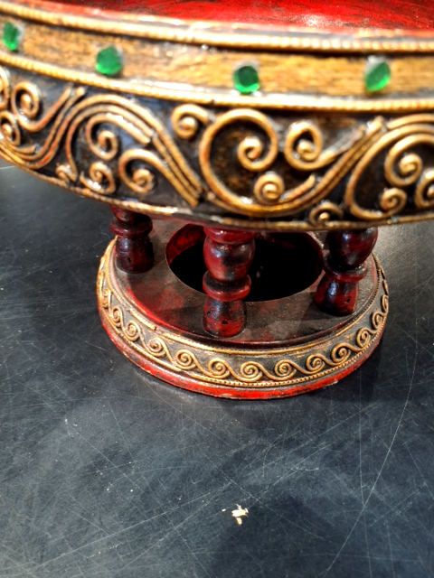 Opsats med skål på toppen