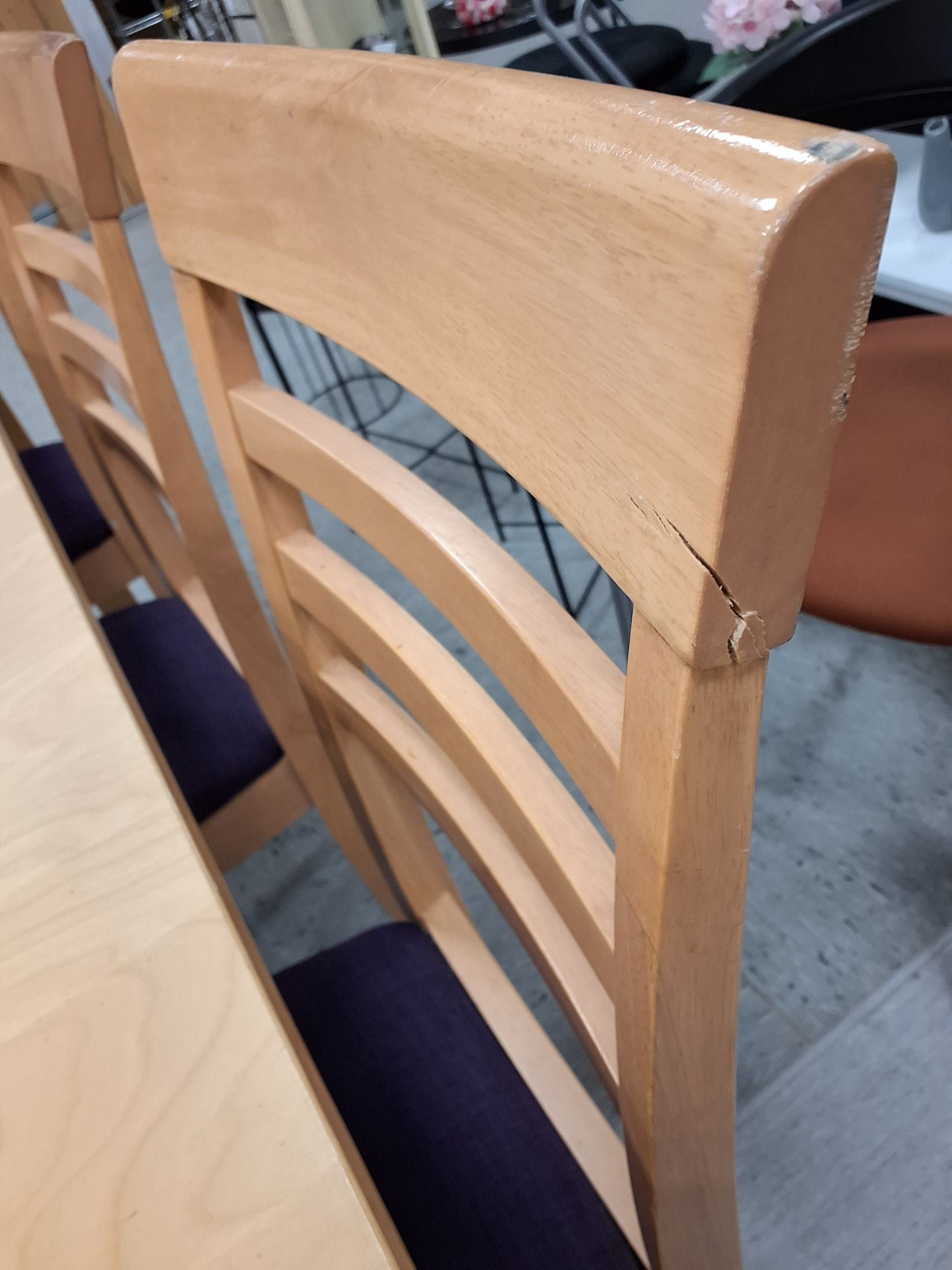 Spisebord + 6 stole & 2 plader