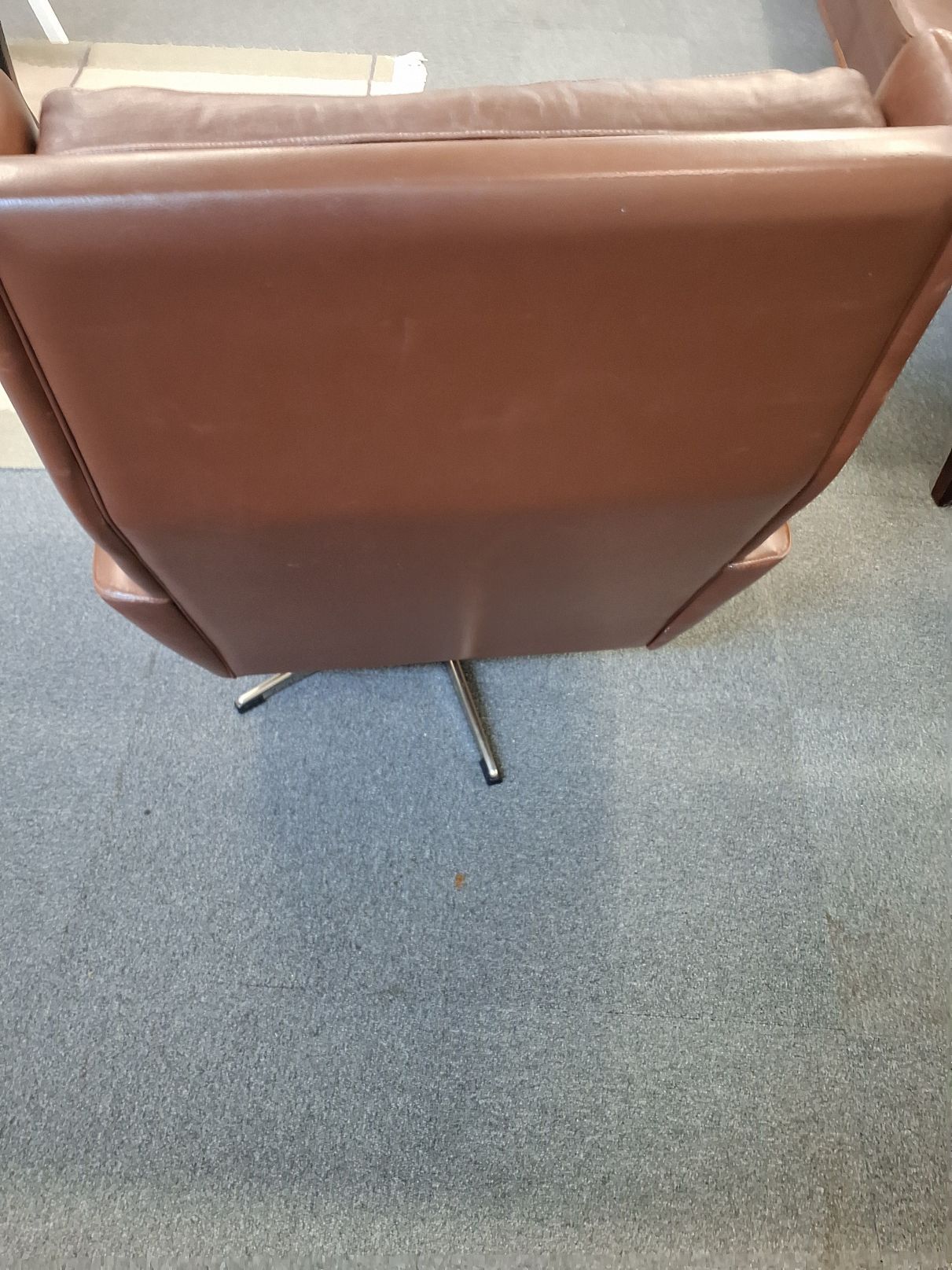 2 læderlænestole med drejefod