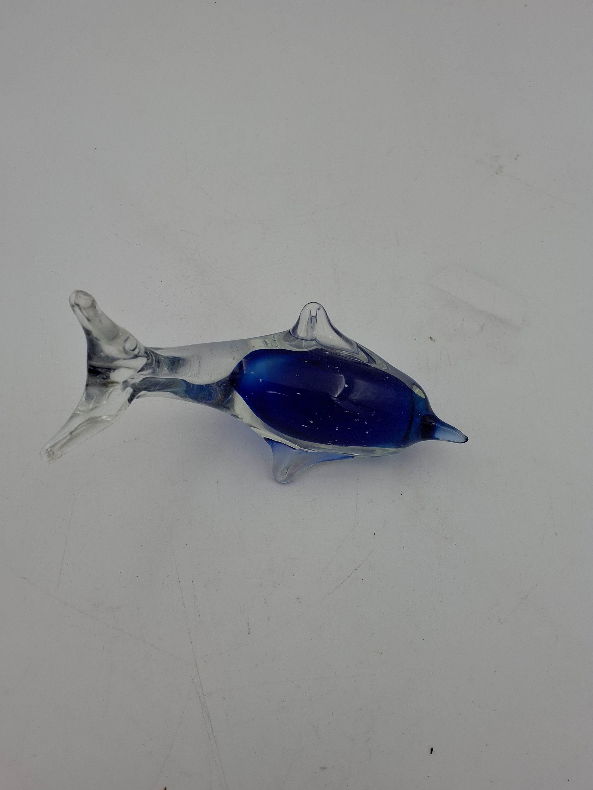 Glasdelfin i hvid og blå glas