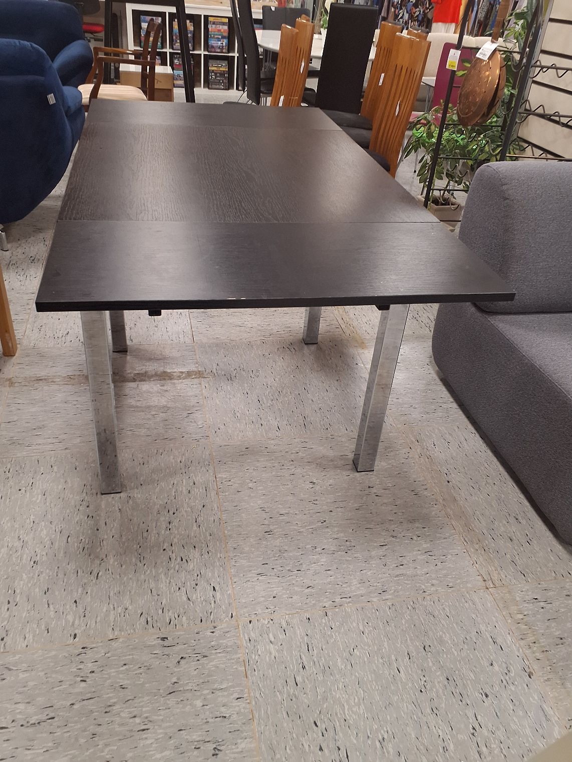 Lille sort spisebord med 2 plader