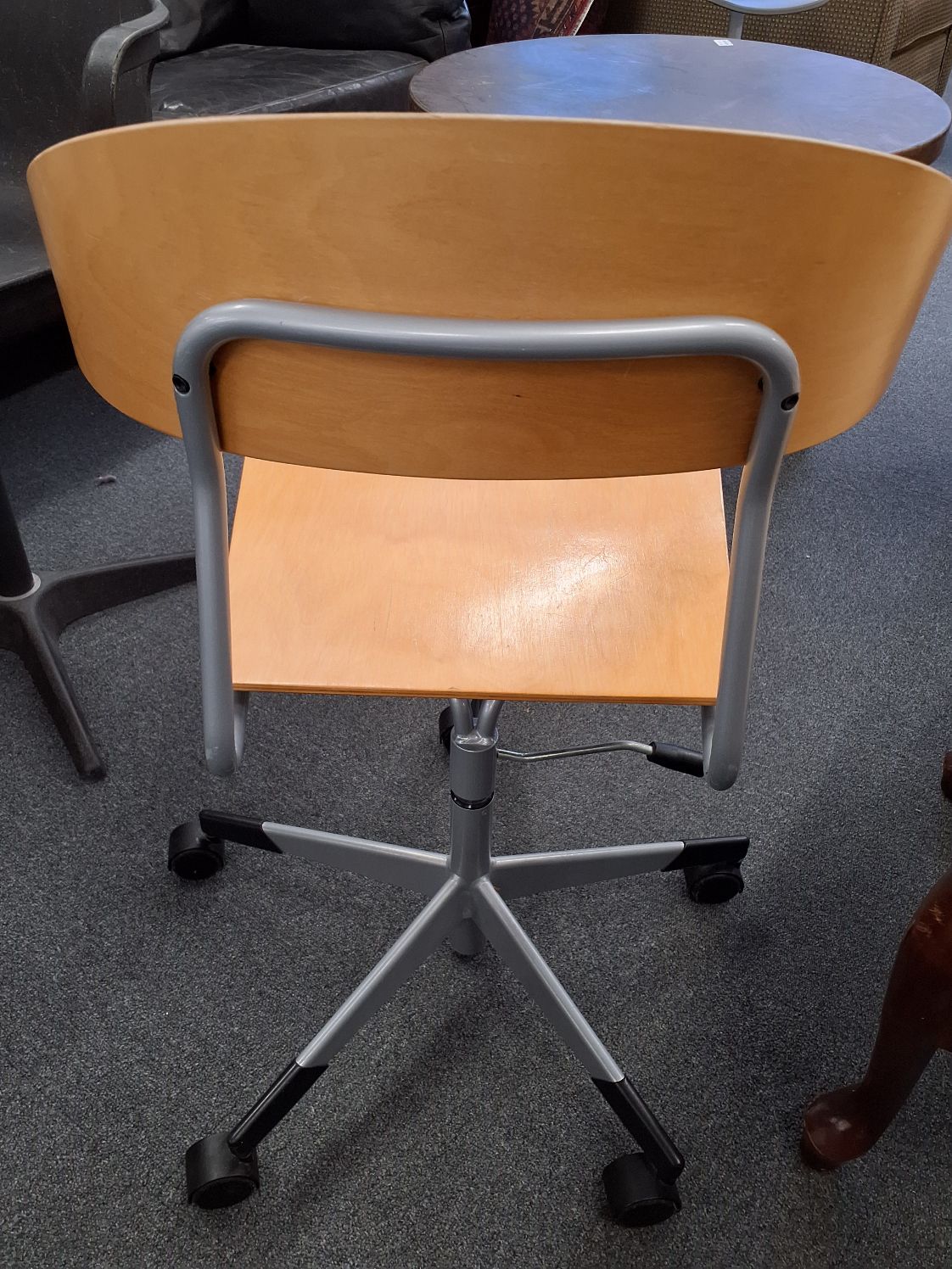 Kontorstol i lyst træ