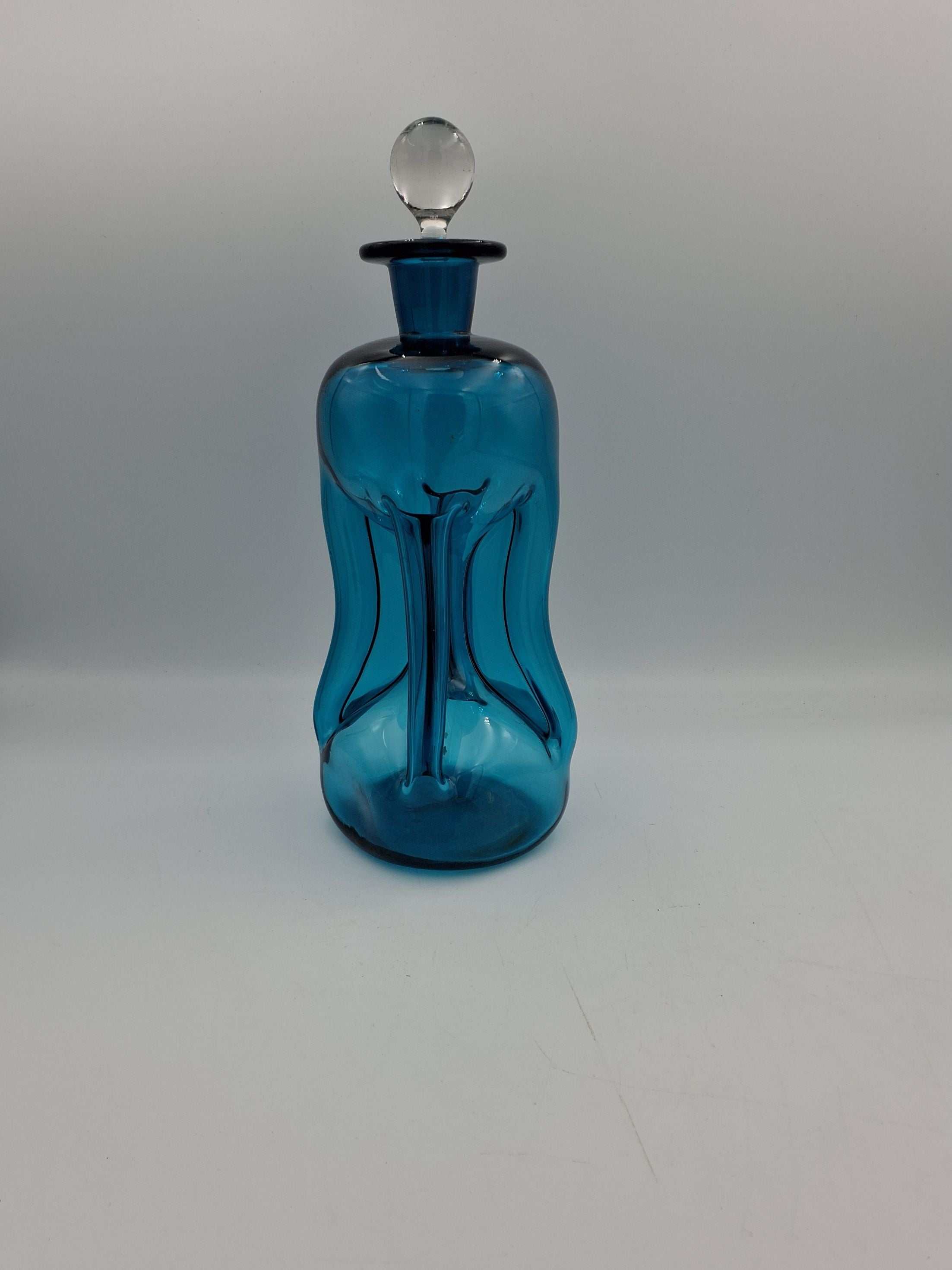 Blå klukflaske med prop