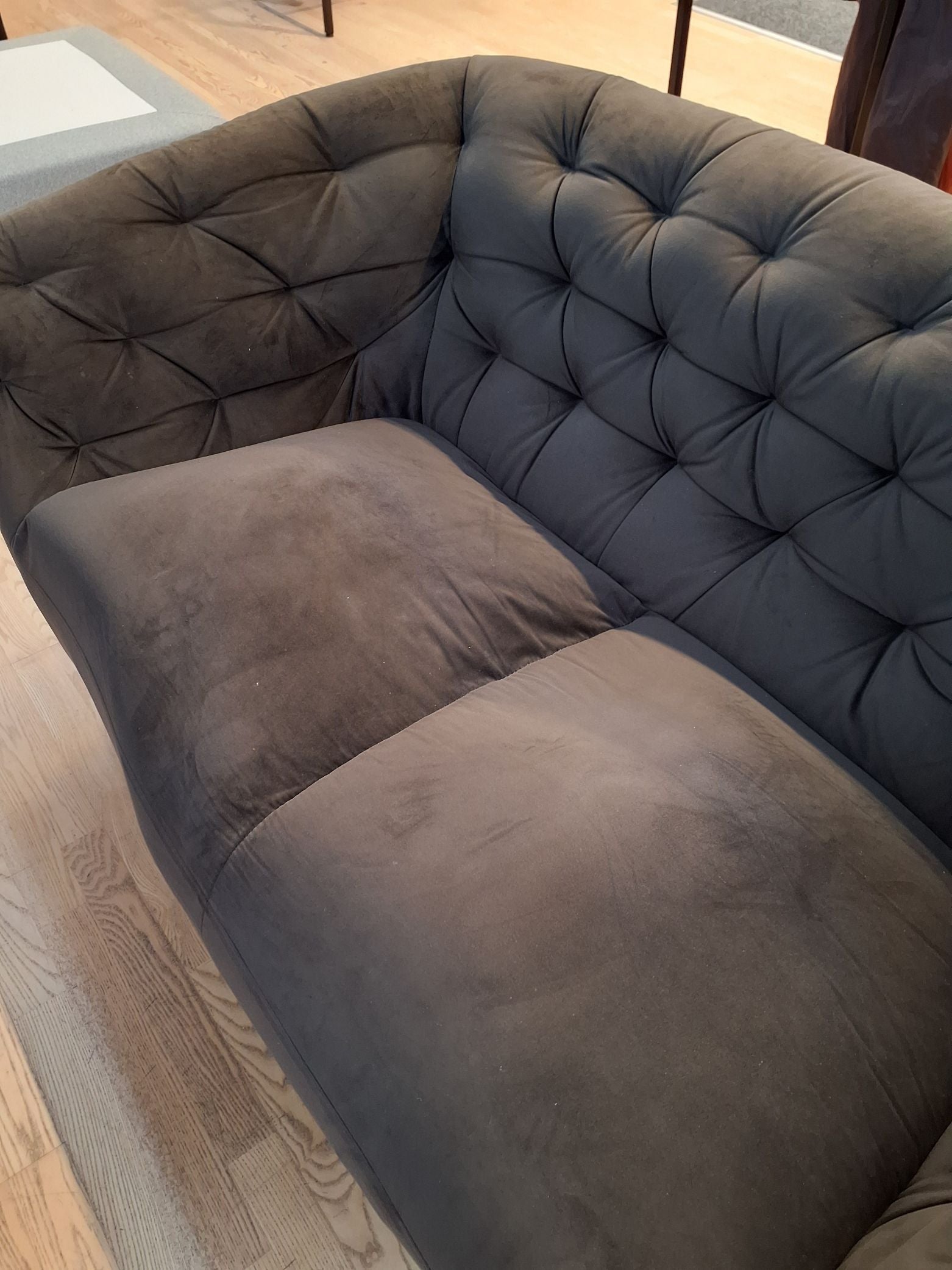 Sofa i brun velour