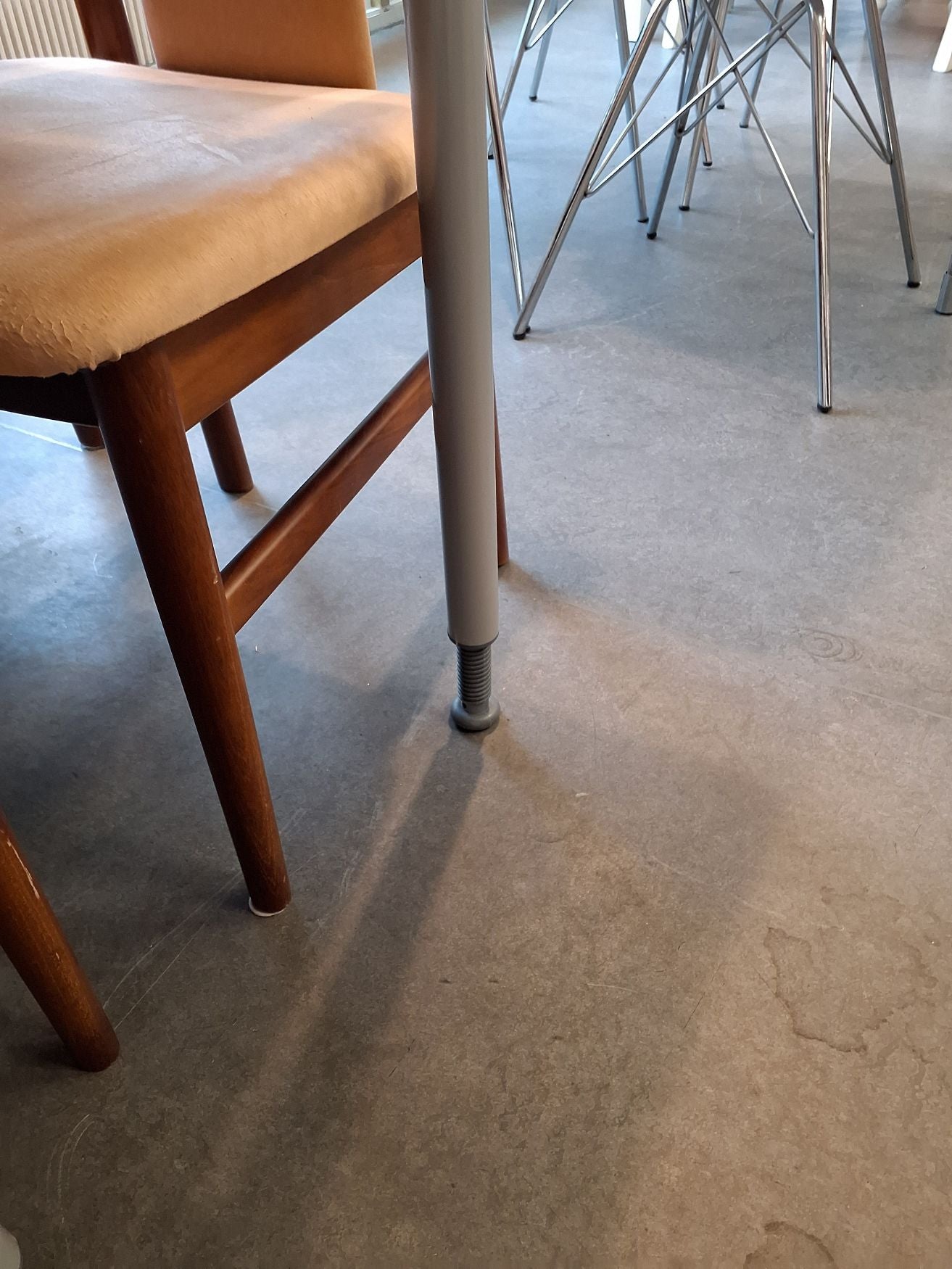 Højdejusterbart spisebord