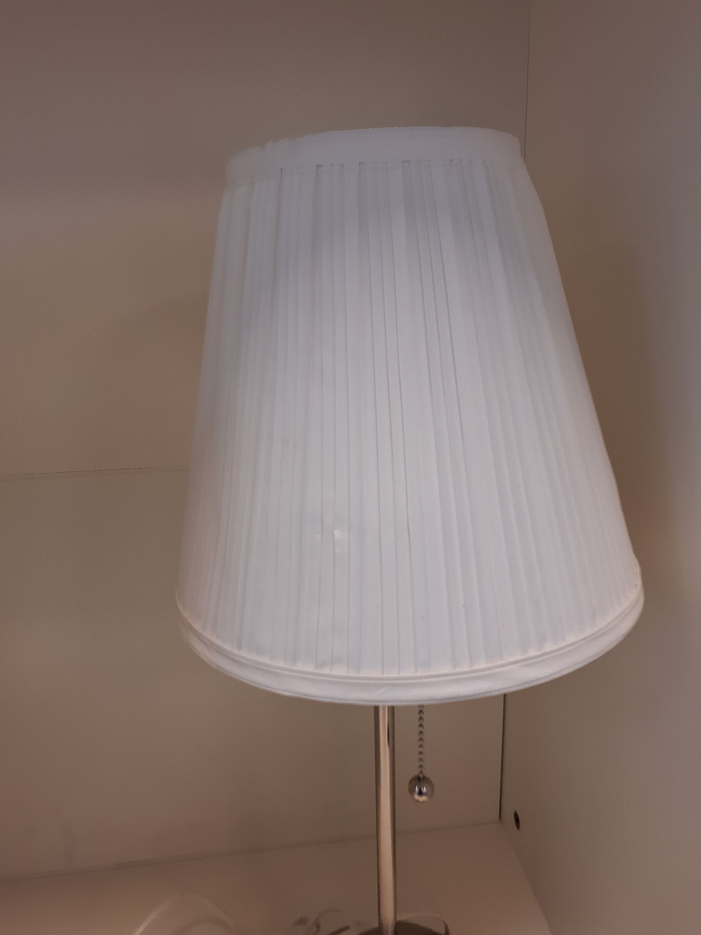 Bordlampe med hvid skærm