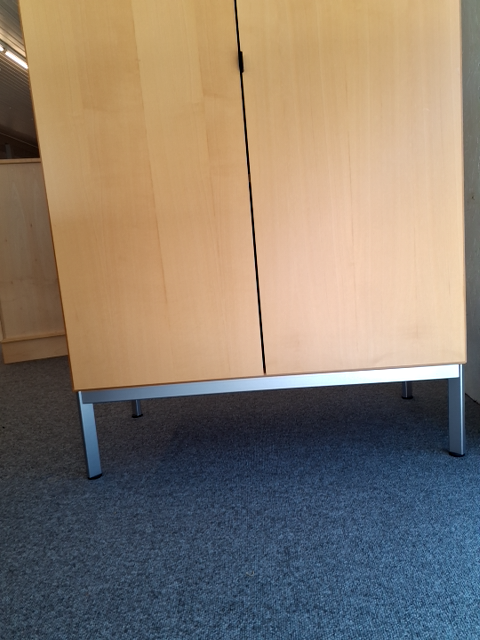 Opbevaringsskab i træ med metalben fra Labofa - fokus på metalben