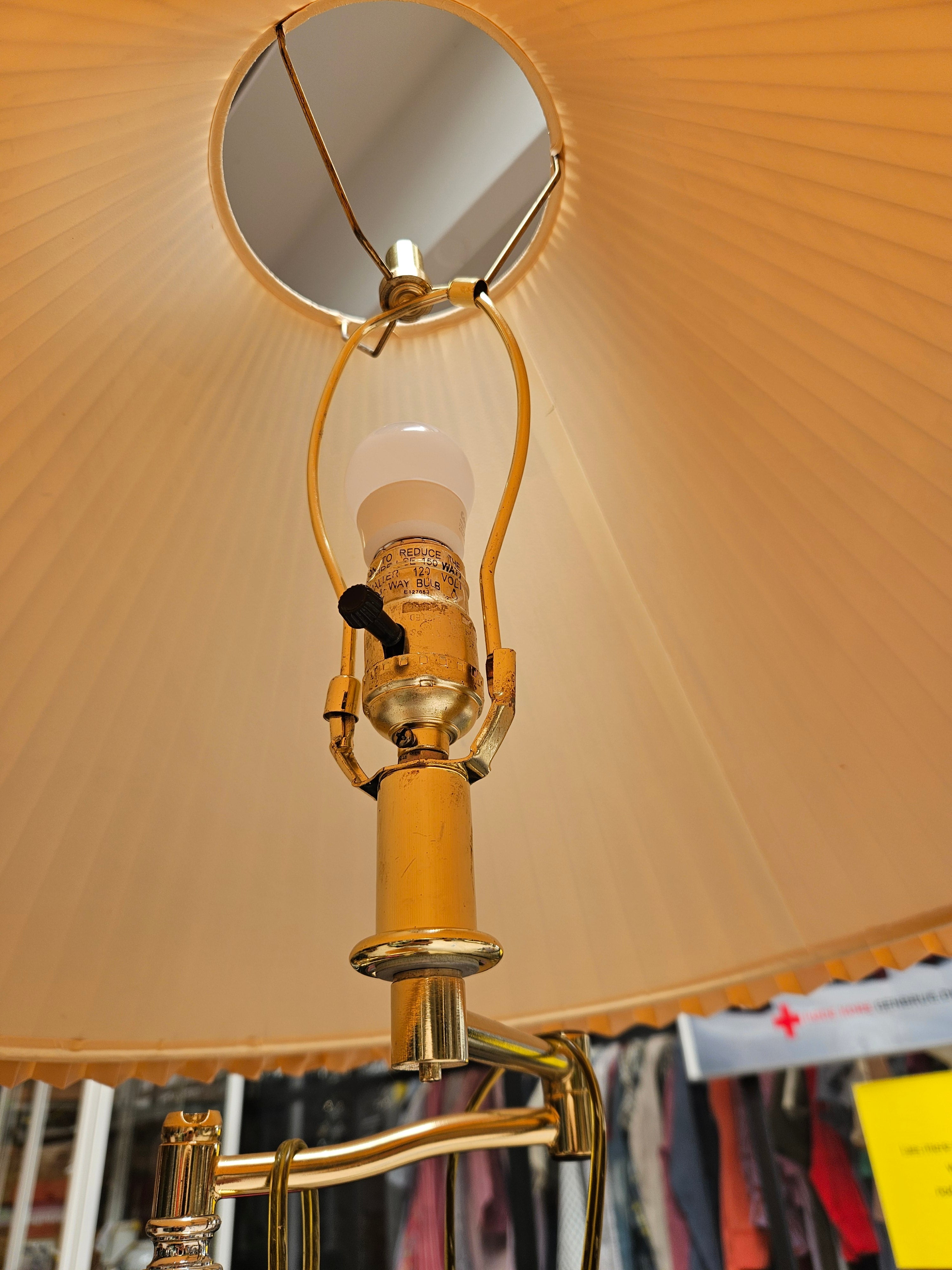Standerlampe i eg