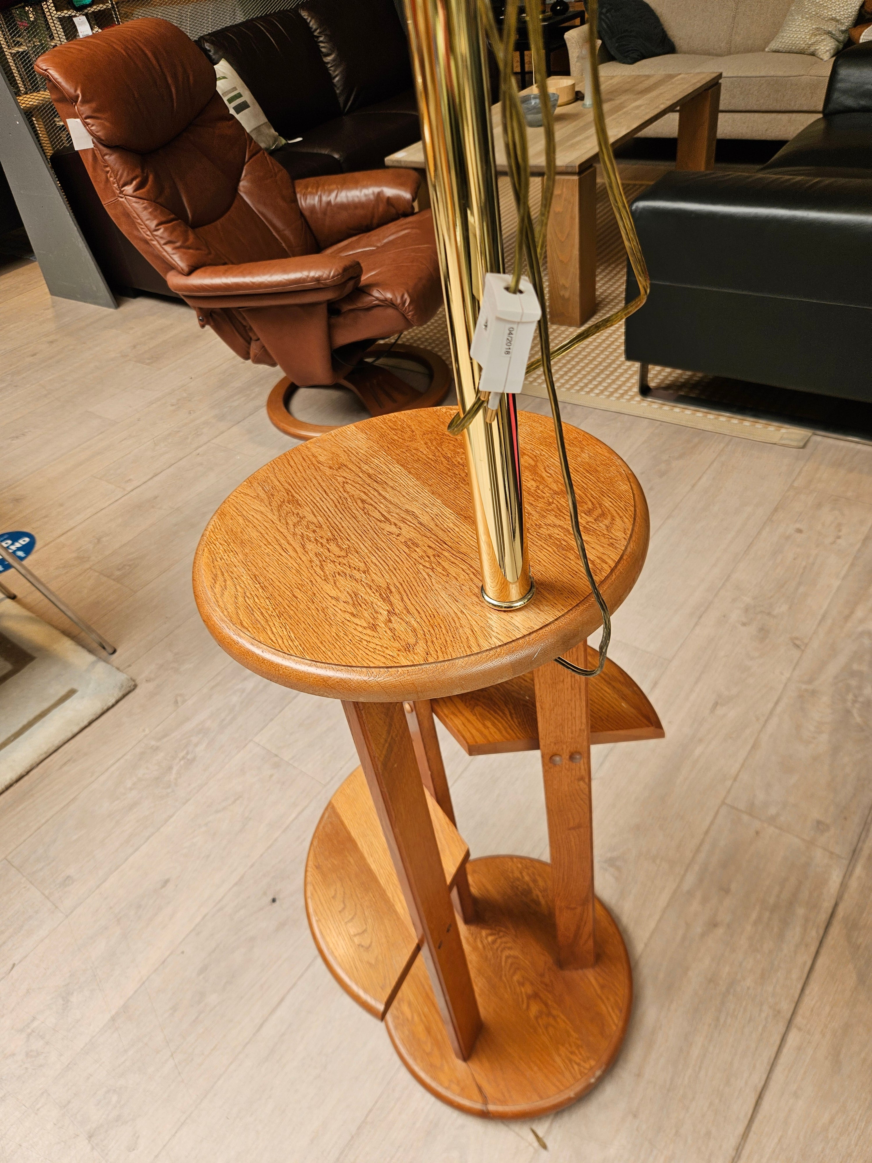 Standerlampe i eg