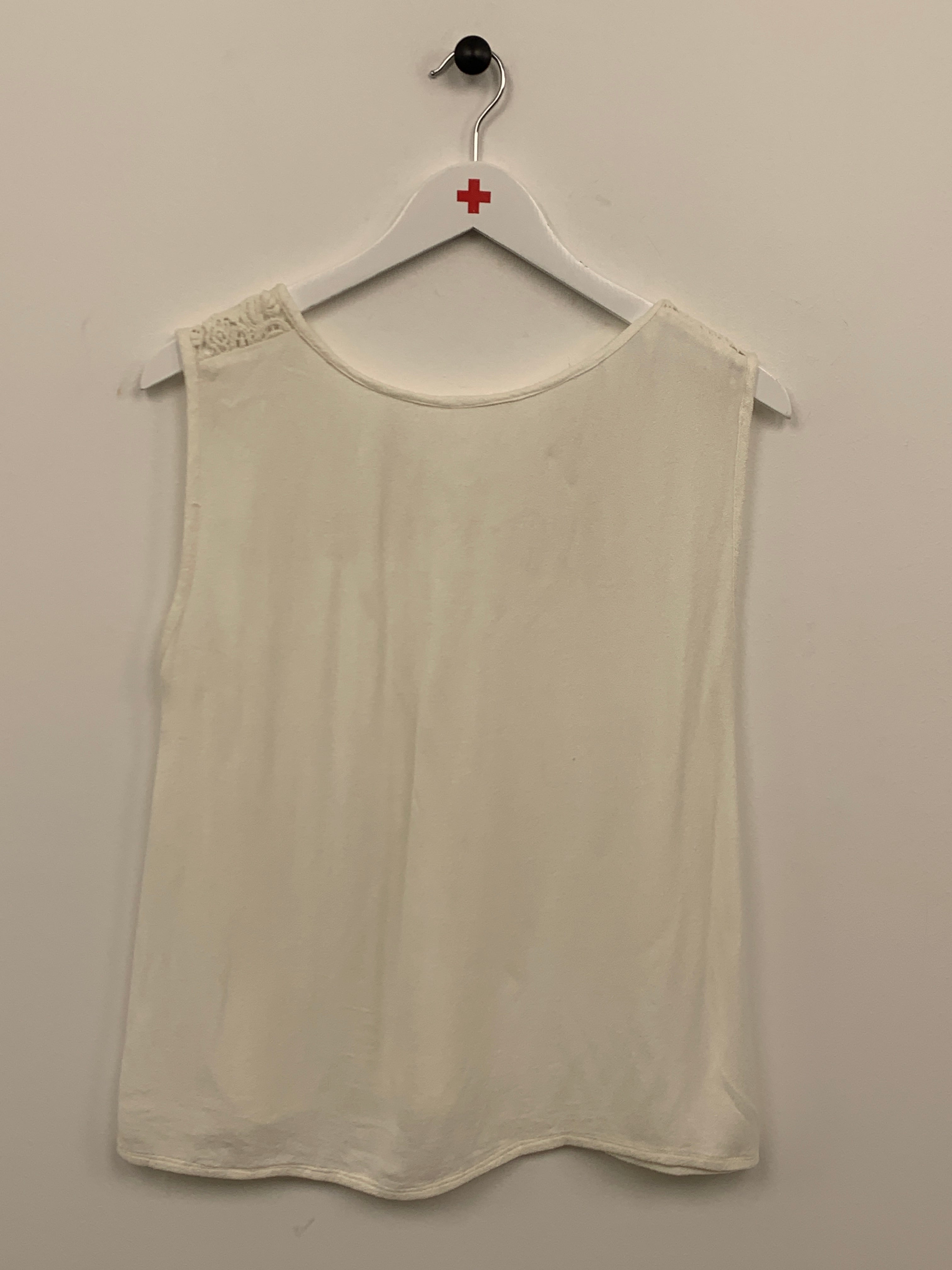 Ukendt hvid bluse